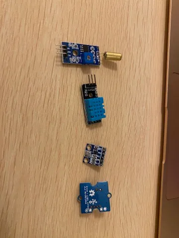 4つのモジュール。上から傾斜センサー、DHT11、正体不明の2つ