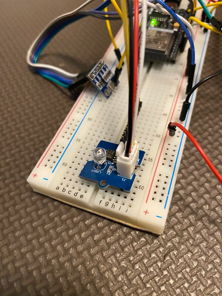 Grove Light Sensor のクローズアップ。基板に LIGHT の印字が見える