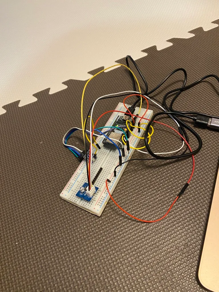 ブレッドボード全体。BMP180 と Grove Light Sensor を接続した状態